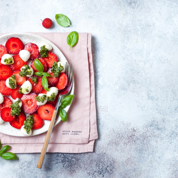 Fraises à la burrata et pesto de basilic sucré