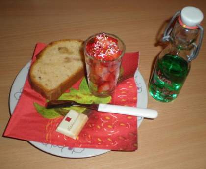 Fraises au sirop de basilic en verrine