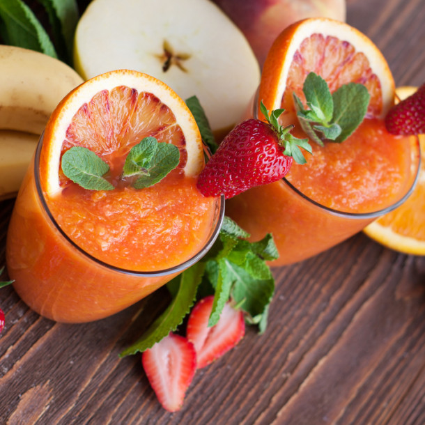 Fraises, bananes et pommes en cocktail