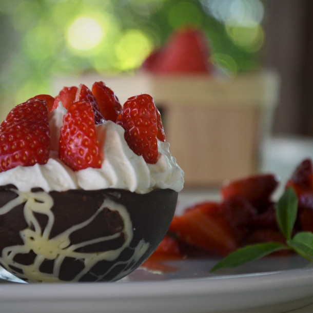 Fraises en coques de chocolat et chantilly