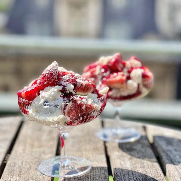 Fraises et figues, chantilly meringue (Eton mess)