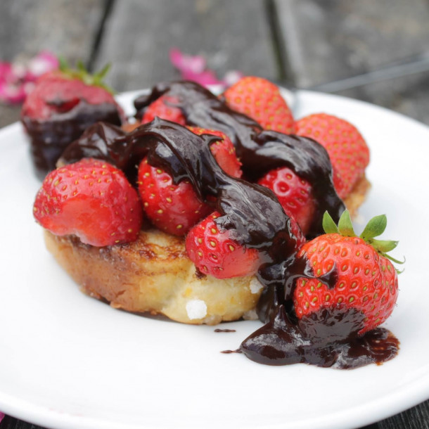 Fraises nappées de chocolat sur sa brioche