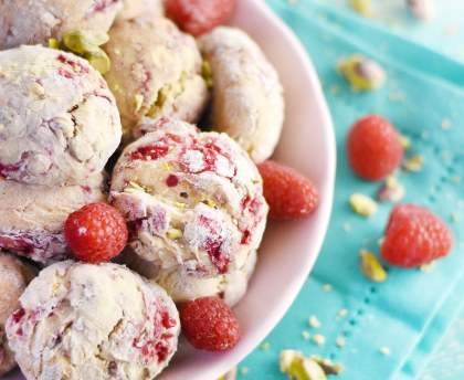 Framboise pistache banana bread balls
