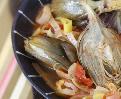 Fricassée d'artichauts, poireaux et tomates