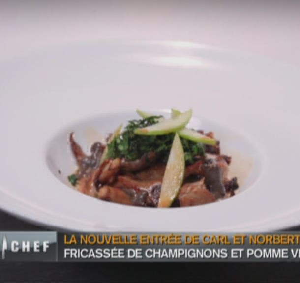 Fricassée de pleurottes et champignons de paris au soja pomme rôtie bouillon de girolles au vinaigre de cidre
