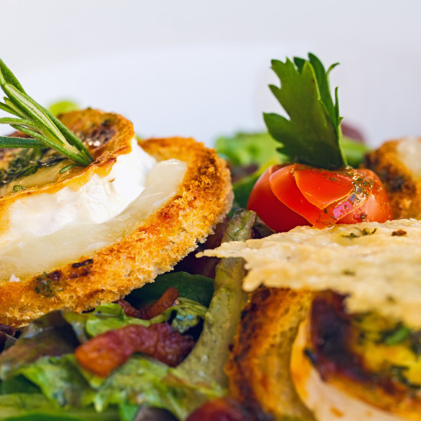 Frisée au chèvre chaud