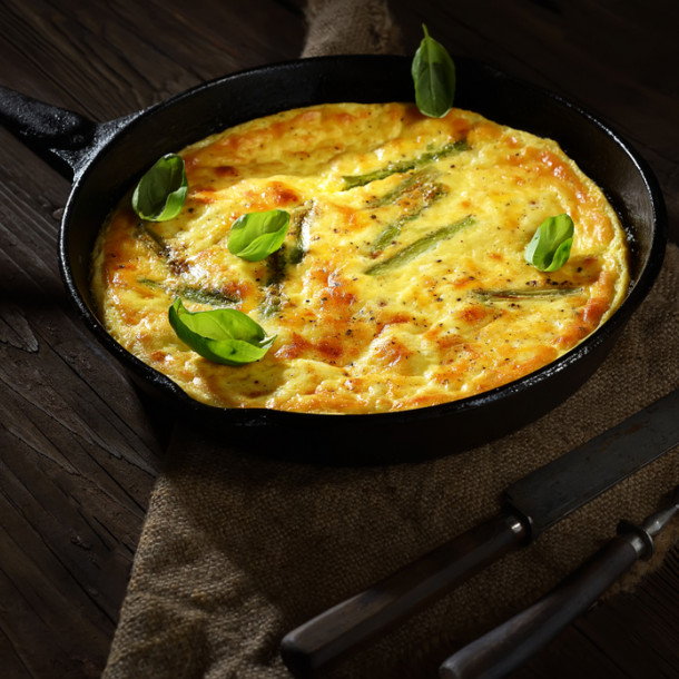 Frittata aux asperges vertes, tomates cerise et pomme golden