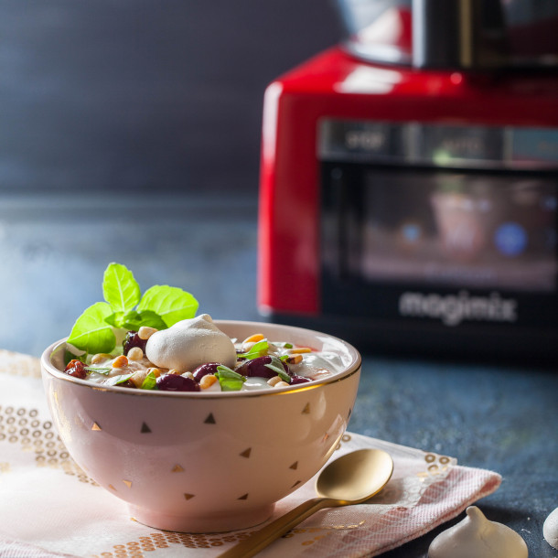 Fromage blanc aux éclats de meringue et raisins noirs confits