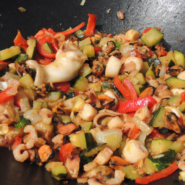 Fruits de mer et légumes au wok