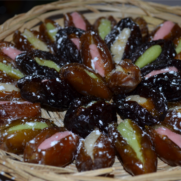 Fruits déguisés pour Noël : dates, pruneaux et pâte d'amande