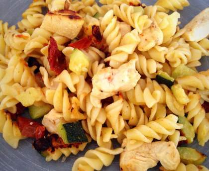 Fusilli sautées poulet, courgettes et tomates séchées