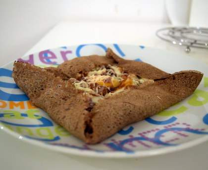Galette au fromage à raclette et à la viande, sauce barbecue