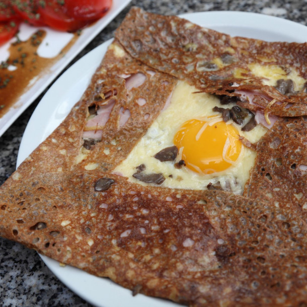 Galette chèvre et champignons à l'oeuf