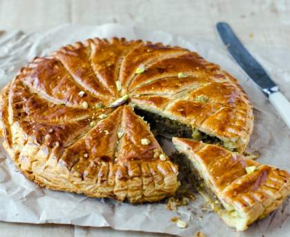 Galette des rois fourrée pistache-griottes
