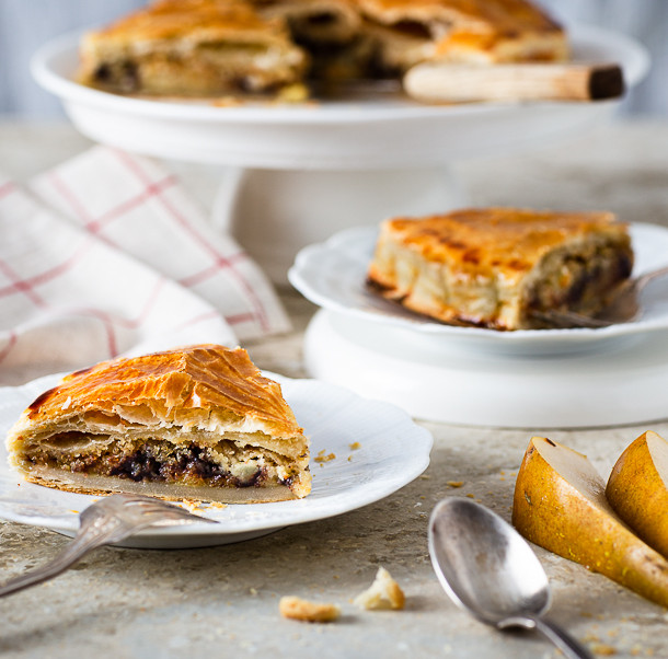 Galette des Rois noisette, poire caramélisée et chocolat