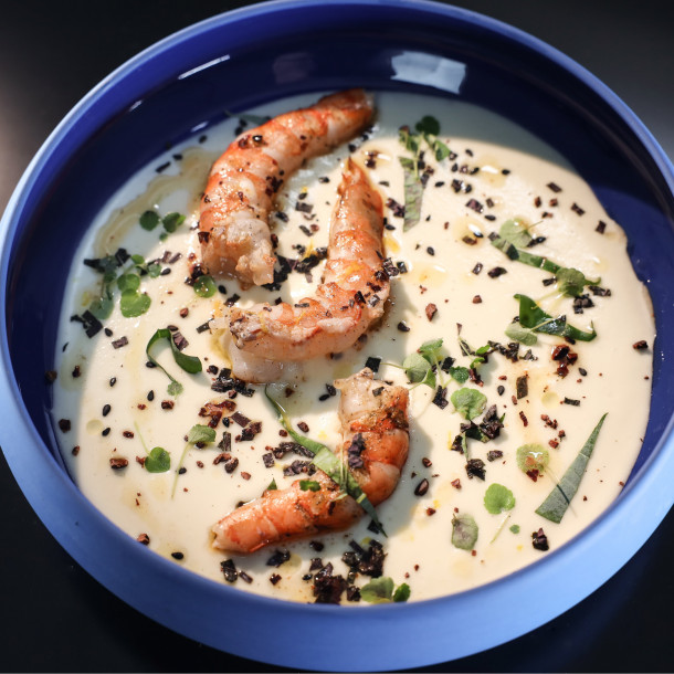 Gambas cuites sous terre, marinade citron sésame, snackée au binchotan. Purée de daïkon, grué de cacao. Chawanmushi de tête