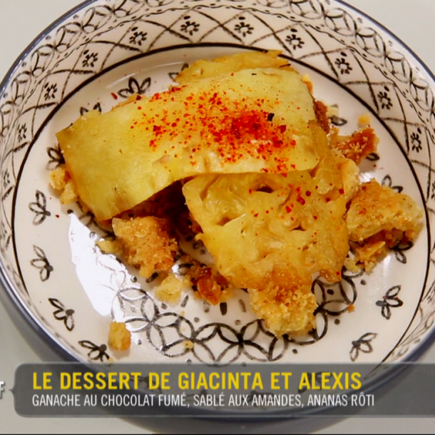 Ganache au chocolat fumé, sable aux amandes, ananas rôti