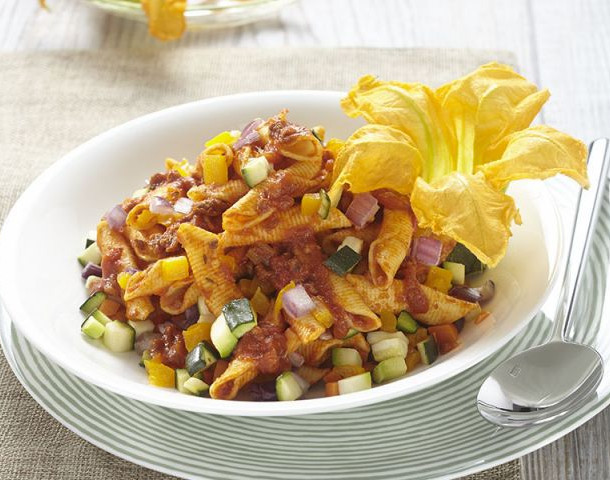 Garganelli  à la sauce Bolognese , légumes et fleur de courgette