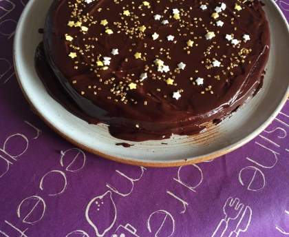 Gâteau à la cannelle et à l'orange (glaçage chocolat)