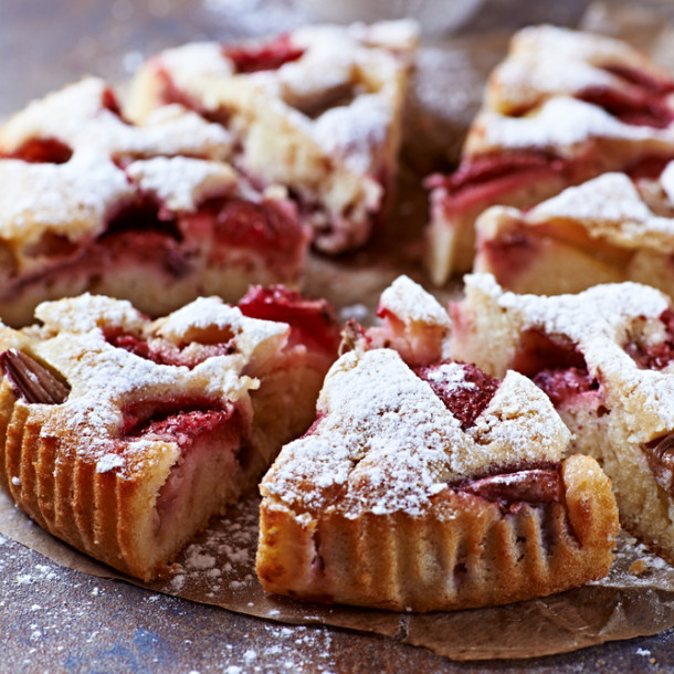 Gâteau à la fraise, à la rhubarbe et au miel