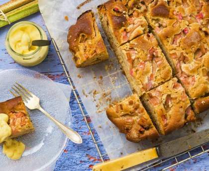 Gâteau à la rhubarbe et aux noisettes