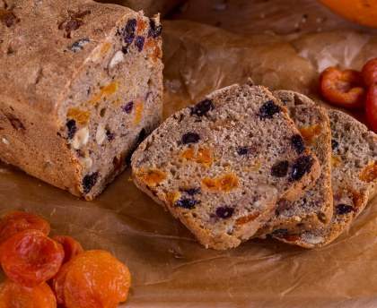 Gâteau au potiron, aux raisins et aux écorces d'agrumes