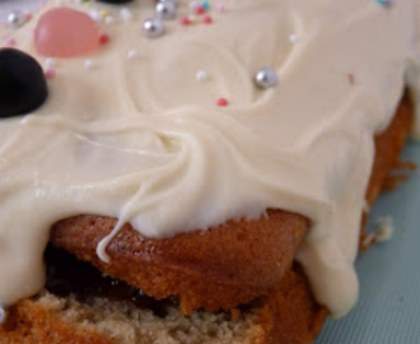 Gâteau au yaourt à la pistache, chocolat blanc et confiture de fraises