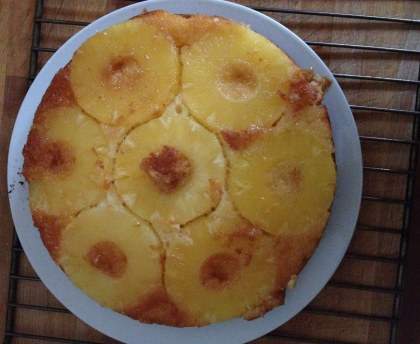 Gâteau au yaourt caramélisé à l'ananas