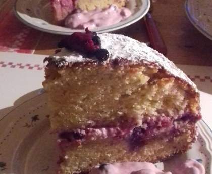 Gâteau au yaourt, fromage blanc et fruits rouges