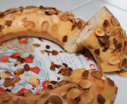Gâteau au yaourt, glaçage fleur d'oranger et amandes torréfiées