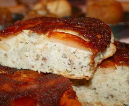 Gâteau au yaourt renversé aux pommes et aux noix