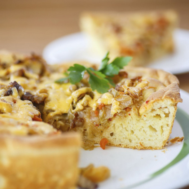 Gâteau aux anchois, noix et deux légumes
