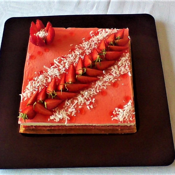 Gâteau aux fraises, mousse de coco et confit de fraises