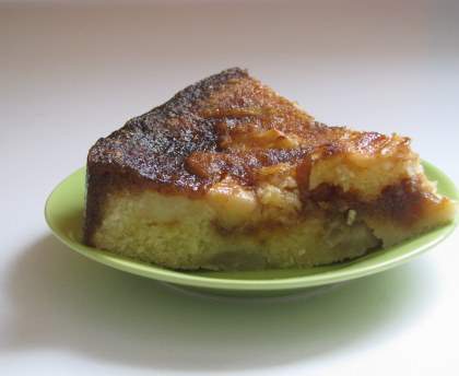 Gâteau aux poires nappé de sauce rhum cassonade