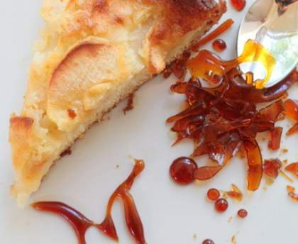 Gâteau aux pommes et au caramel salé