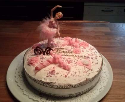 Gâteau d'anniversaire aux pêches pour danseuse