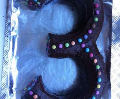Gâteau d'anniversaire pour les 3 ans d'un enfant