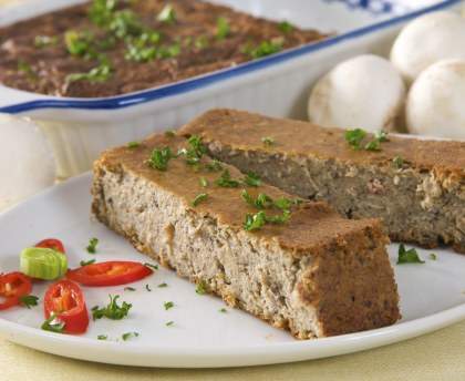Gâteau de foies de volaille et quenelles sauce aurore