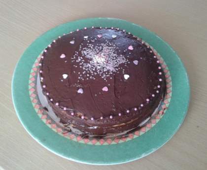 Gâteau de savoie fourré à la crème patissière et glacé au chocolat