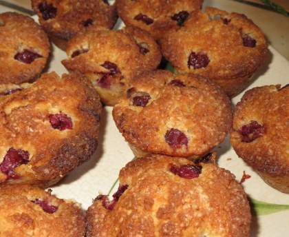 Gâteau fondant aux cerises avec une pincée de cannelle