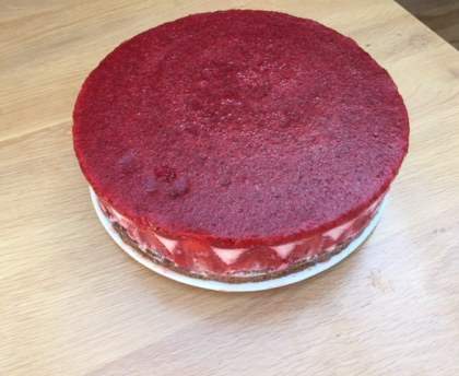 Gâteau frais à la rhubarbe et aux fraises