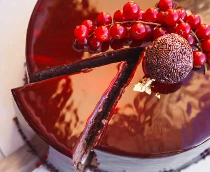 Gâteau glaçage miroir à la gelée de groseilles