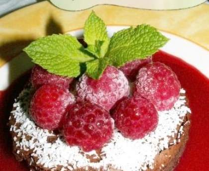 Gâteau moelleux au chocolat, framboises et cardamome
