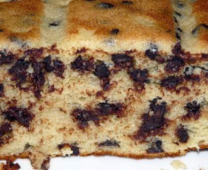 Gâteau moelleux au yaourt et pépites de chocolats.