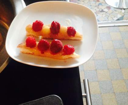 Gâteau pommes et framboises sur dacquoise