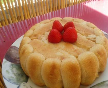 Gâteau très frais aux boudoirs et à la confiture