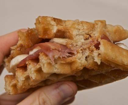 Gaufre brunch, bacon, banane et sirop d'érable