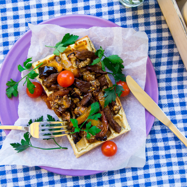 Gaufre salée aux champignons, aubergines et tomates cerises