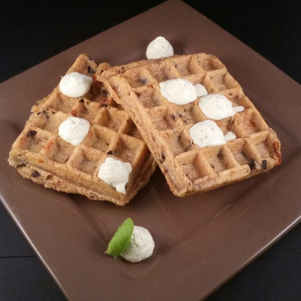 Gaufres salées au parmesan, olives noires, et tomates séchées et sa chantilly salée au pesto