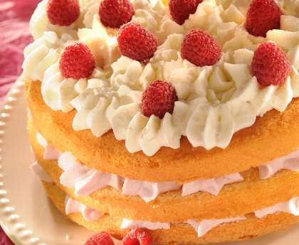Génoise à étages à la crème de framboises